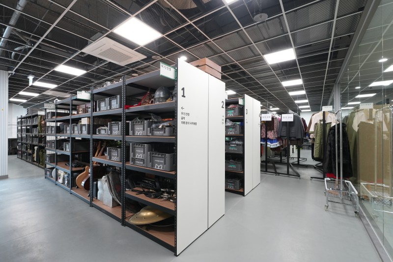 ▲ 성북구에 위치한 공연 물품 공유 플랫폼 '리스테이지 서울' 소품창고 모습.ⓒ서울문화재단