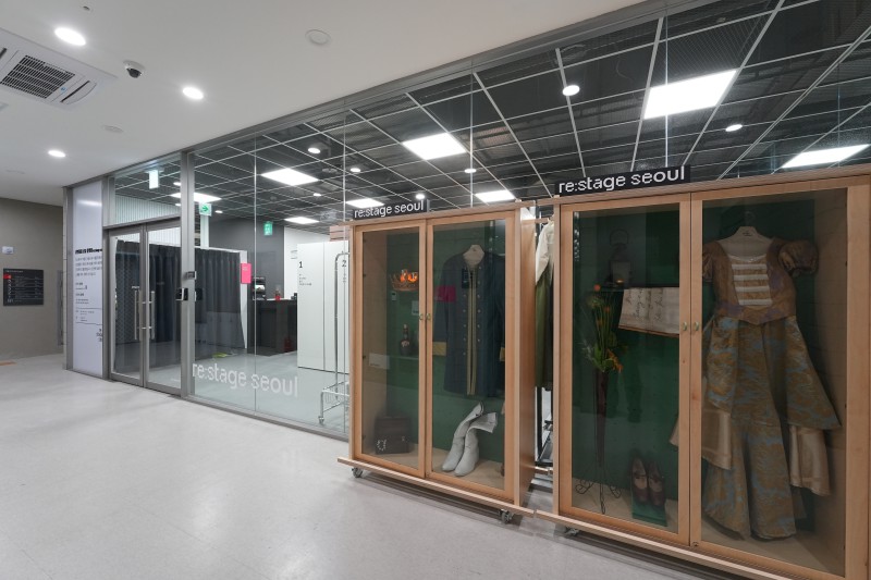 ▲ 성북구에 위치한 공연 물품 공유 플랫폼 '리스테이지 서울' 소품창고 모습.ⓒ서울문화재단