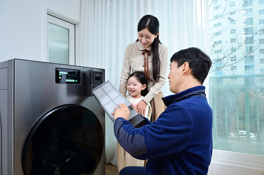 ▲ 삼성전자서비스 직원이 'AI 구독클럽' 고객의 제품을 관리하고 있다. ⓒ사진제공=삼성전자