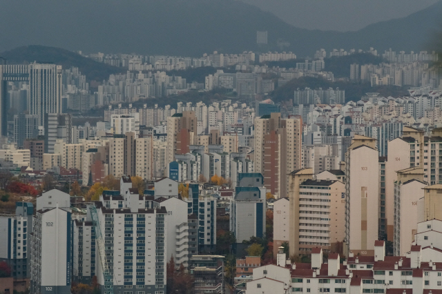 ▲ 서울 인왕산에서 바라본 서울 시내 아파트ⓒ연합뉴스