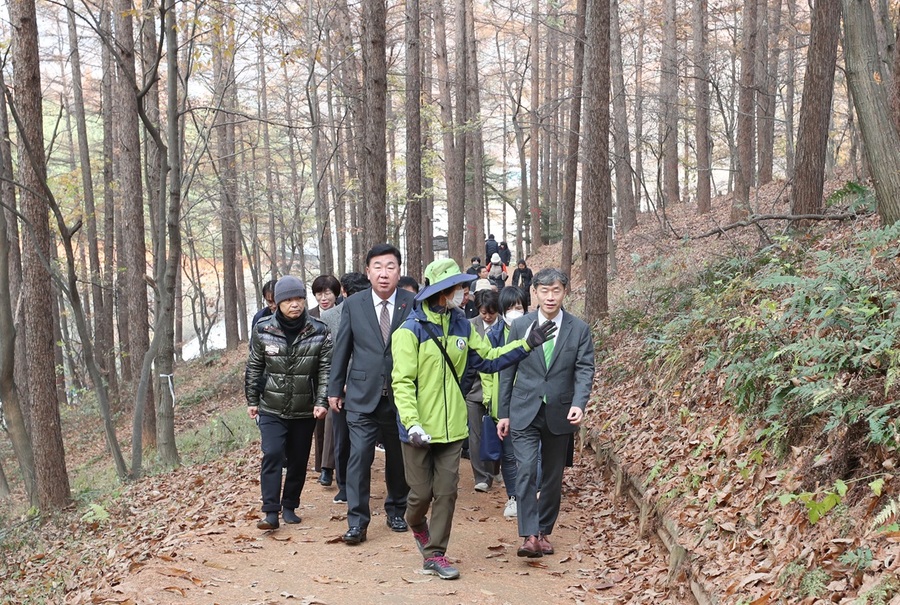 ▲ 청주시와 중부지방산림청(청장 안병기)은 2일 용정산림공원서 상당구 용암동 용정산림공원을 공동으로 조성하고 관리하기 위한 공동산림사업 업무협약을 체결했다.ⓒ청주시