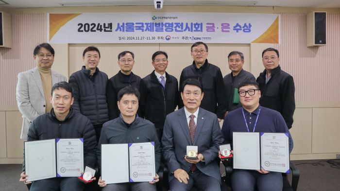 ▲ 송병억(오른쪽 두번째) 수도권매립지관리공사 사장을 비롯, 관계자들이 2024 서울국제발명전시회에서 ‘3관왕’을 수상한 후 기념촬영을 하고 있다.ⓒ수도권매립지관리공사 제공