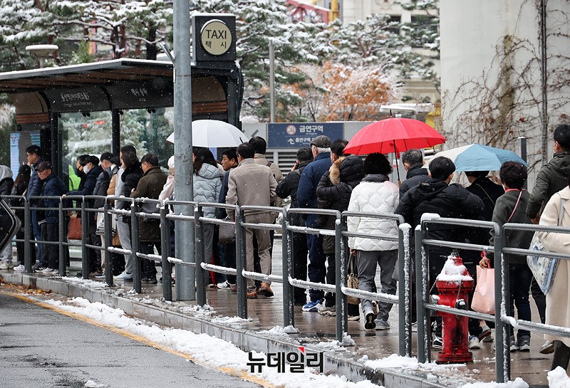 ▲ 주요 기업들이 내년 투자계획을 예년보다 보수적으로 잡고 있다. 사진은 지난달 27일 폭설에도 출근길에 오르는 시민들ⓒ뉴데일리DB