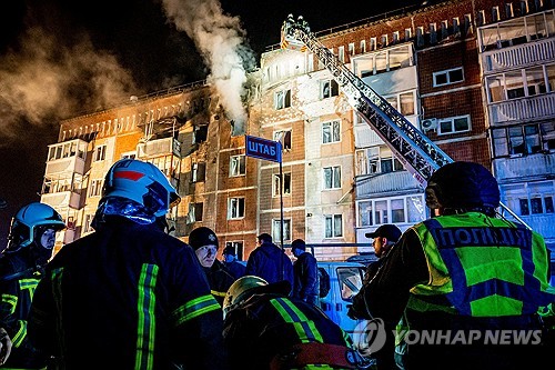 ▲ 우크라이나 테르노필시 내 한 아파트가 러시아군 공습으로 불타고 있다. ⓒ연합뉴스