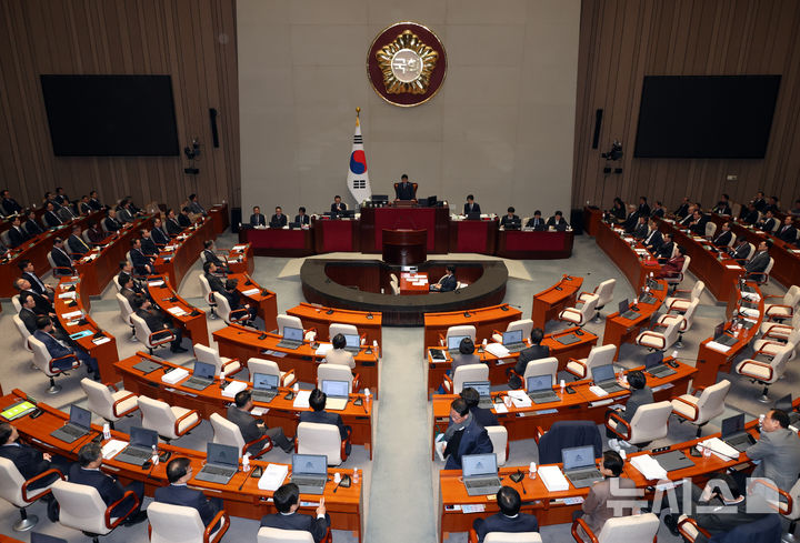 ▲ ▲ 박정 국회 예결위원장이 지난달 29일 서울 여의도 국회에서 열린 제418회 국회(정기회) 제13차 예산결산특별위원회에서 내년도 예산안 가결 후 산회를 선포하고 있다. ⓒ뉴시스