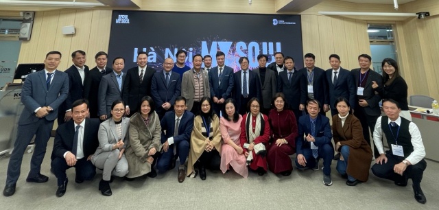 ▲ 글로벌 연수 프로그램에 참여한 베트남 하노이 지방정부 고위 공직자들이 기념촬영을 하고 있다. ⓒ경기대 제공