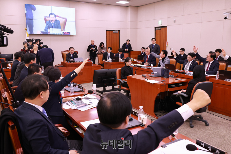 ▲ 정청래 국회 법사위원장이 3일 국회에서 법무부·검찰청·검사의 헌법·법령 위반 등에 대한 감사요구를 안건으로 열린 전체회의에서 의사진행을 하고 있다. ⓒ이종현 기자