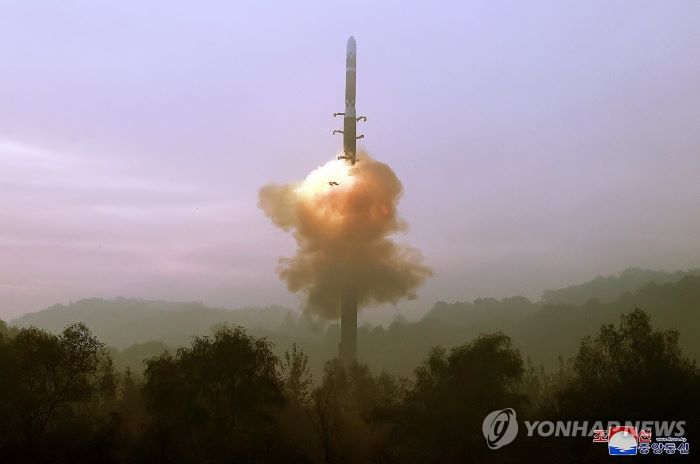 ▲ 김정은 북한 국무위원장의 현지지도 아래 지난달 31일 아침 신형 대륙간탄도미사일(ICBM) '화성포-19형' 시험발사를 성공적으로 단행했다고 조선중앙통신이 1일 보도했다. ⓒ평양 조선중앙통신/연합뉴스