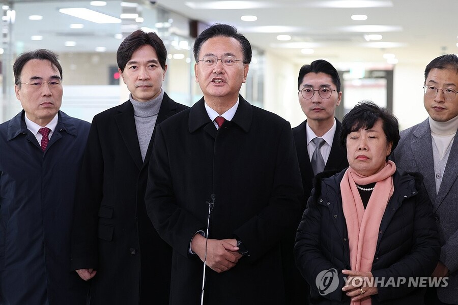 ▲ 국회 법제사법위원회 국민의힘 소속 유상범 간사가 3일 오후 서울 종로구 헌법재판소 민원실에서 더불어민주당의 강행 처리로 개정된 상설특검 규칙과 관련해 권한쟁의심판 및 효력정지 가처분 신청서를 제출한 뒤 입장을 밝히고 있다. ⓒ연합뉴스