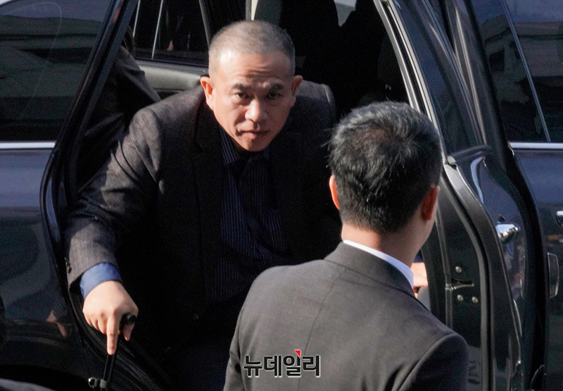 ▲ 정치자금법 위반 혐의를 받고 있는 명태균 씨가 11월 8일 오전 경남 창원지방검찰청으로 출석하고 있다. ⓒ정상윤 기자