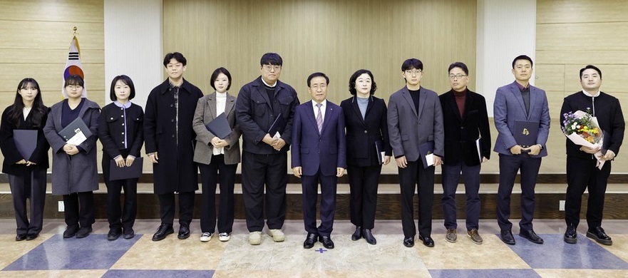 ▲ 충북 단양군은 ‘직무분야 전문서적 독서 활동’ 독서노트 우수작 시상식을 지난 2일 직원정례조회서 가졌다.ⓒ단양군