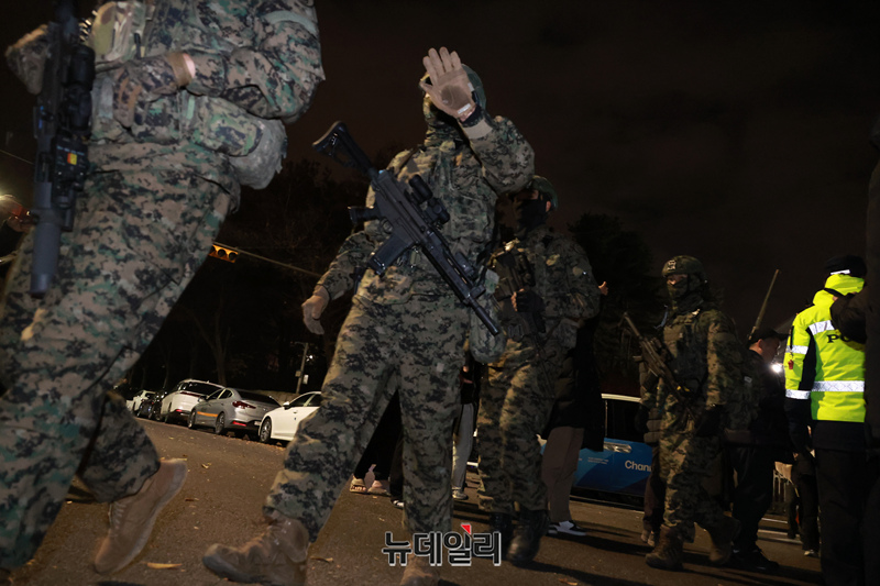 ▲ 비상계엄이 선포된 4일 새벽 국회의사당에 출동한 군인들이 비상계엄 해제 요구안이 가결된 직후 국회를 벗어나고 있다ⓒ이종현 사진기자