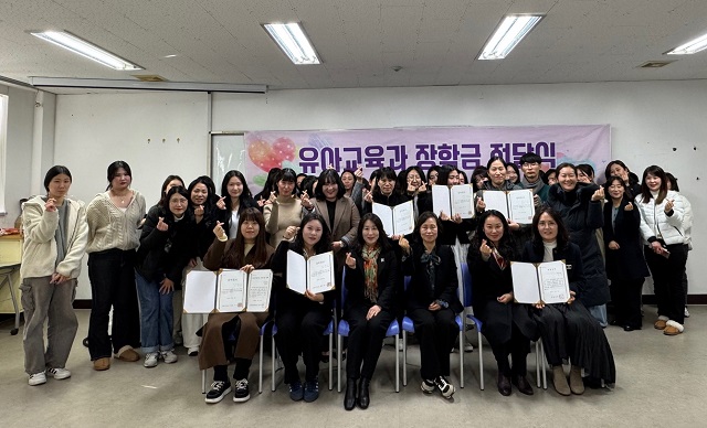 ▲ 포항대학교 유아교육과는 지난달 30일 평보관 409호에서 7명의 재학생에게 2024학년도 2학기 장학금과 증서를 수여하는 행사를 진행했다. ⓒ포항대