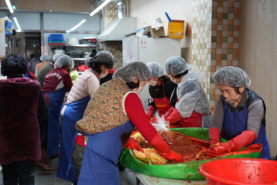▲ 대구광역시행복진흥사회서비스원(이사장 배기철, 이하 대구행복진흥원)은 지난 4일, 신나는 봉사대(대표 이종선)와 함께 ‘신나는 봉사대와 함께하는 김장나눔 대잔치’를 개최해 지역사회의 온정을 나눴다.ⓒ대구행복진흥원