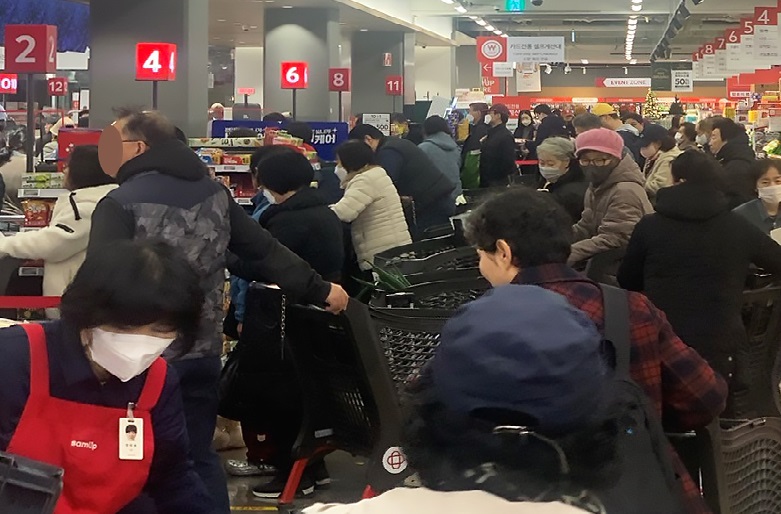 ▲ 홈플대란 첫날 고객들이 몰린 홈플러스 메가 푸드 마켓 라이브 강서점 전경ⓒ홈플러스