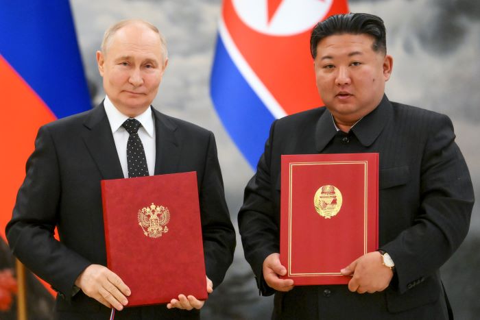 ▲ 블라디미르 푸틴(왼쪽) 러시아 대통령과 김정은 북한 국무위원장이 6월19일 북한 평양 금수산 영빈관에서 '포괄적 전략 동반자 협정'을 체결한 후 협정서를 들고 기념 촬영하고 있다. ⓒAP/뉴시스