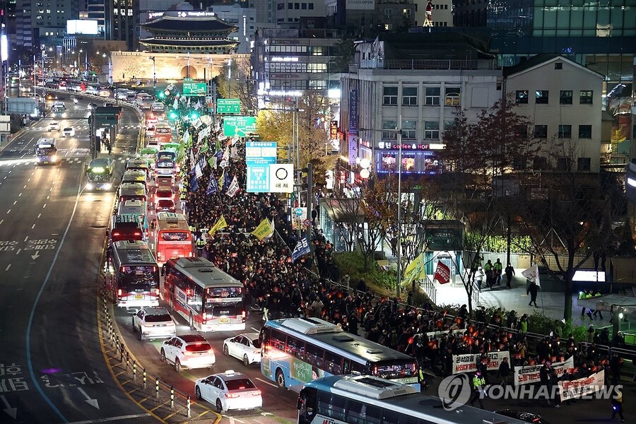 ▲ 지난 4일 오후 서울 동화면세점 앞에서 전국민주노동조합총연맹 조합원 등이 숭례문을 지나 용산 대통령실 방향으로 행진하고 있다. ⓒ연합뉴스