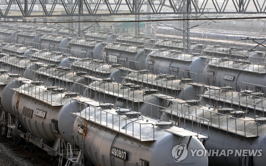 ▲ 경기도 의왕 내륙컨테이너기지 오봉역에 시멘트 운송 화물열차들이 멈춰 서 있다. ⓒ연합뉴스