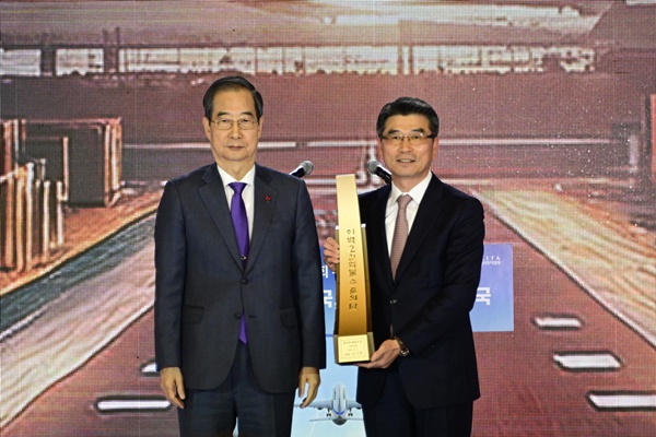 ▲ (왼쪽부터) 한덕수 국무총리와 기아 송호성 사장이 제61회 무역의 날 기념식에서 250억불 ‘수출의 탑’ 수상 기념 촬영을 하고 있다. ⓒ기아