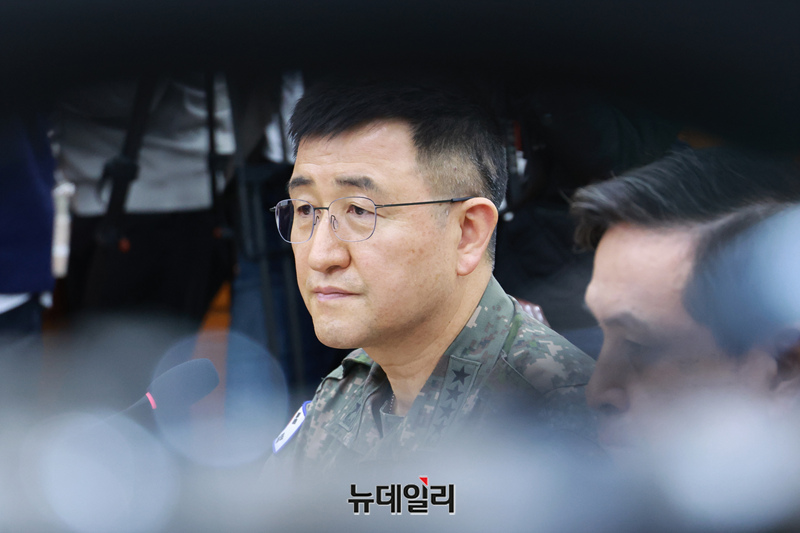 ▲ 계엄사령관을 맡았던 박안수 육군참모총장이 윤석열 대통령의 비상계엄 선포·해제 경위와 관련한 긴급 현안질의가 열린 5일 국회 국방위원회 전체회의에서 의원 질의에 답변하고 있다. ⓒ이종현 기자