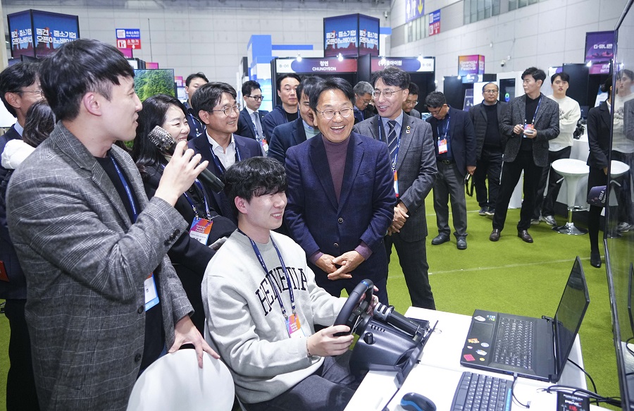 ▲ 강기정 광주광역시장이 지난 11월 28일 오후 서구 김대중컨벤션센터에서 열린 ‘2024 광주창업 페스티벌’에 참석해 내빈들과 전시장을 둘러보고 있다.ⓒ광주광역시