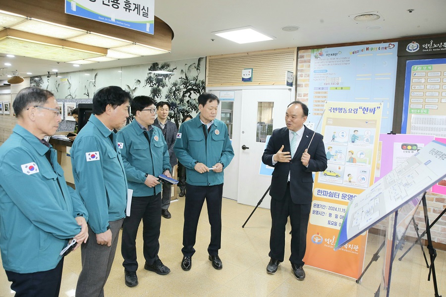 ▲ 전주시는 5일 덕진노인복지관과 덕진구 조경단로 도로 열선, 우아동 덕진도로관리소를 차례로 방문해 겨울철 자연재난 대비 현황을 꼼꼼히 점검하는 현장 행정에 나섰다.ⓒ전주시