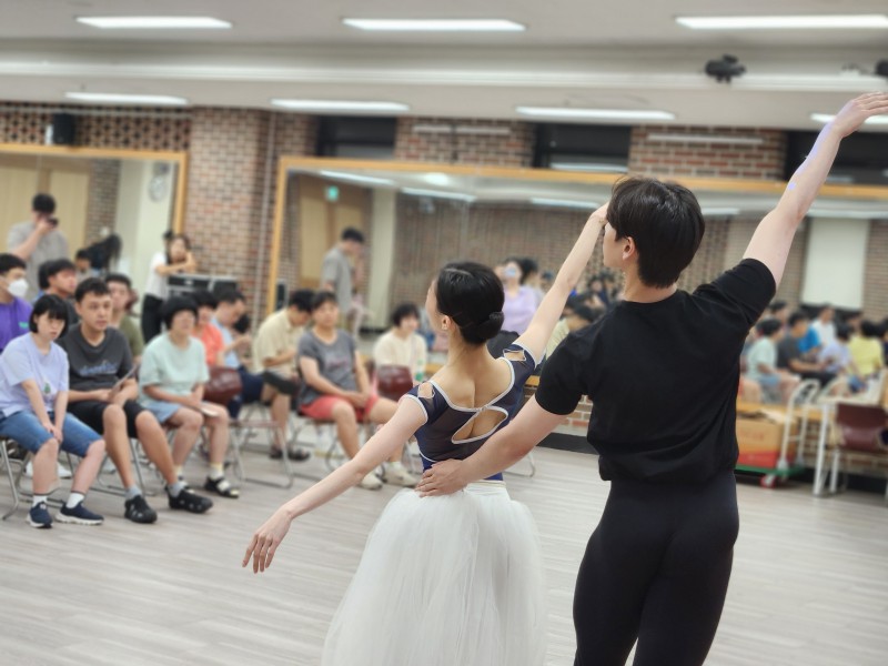 ▲ '찾아가는 발레엿보기' 발레시연.ⓒ기쁜우리복지관·자원봉사애원