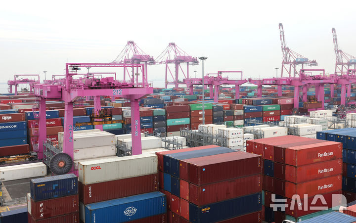 ▲ 인천 연수구 인천신항 컨테이너 터미널에서 컨네이너가 쌓여 있다. ⓒ뉴시스