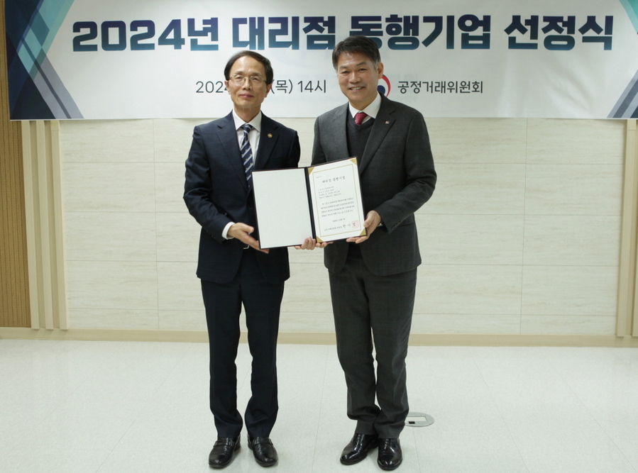 ▲ 경동나비엔 박성근 경영관리총괄임원(우측)과 공정거래위원회 조홍선 부위원장(좌측)이 기념사진 촬영을 하고 있다. ⓒ경동나비엔