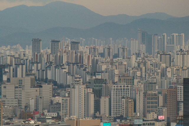 ▲ 서울 인왕산에서 바라본 서울 시내 아파트 모습ⓒ연합뉴스