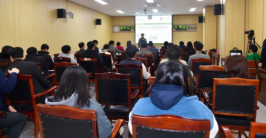 ▲ 청주시의회 도시농업활성화연구회(대표의원 남일현)는 6일 시의회 특별위원회실서 치유산업의 선구자로 알려진 권오열 박사를 초청해 ‘청주시, 도시농업을 논하다’라는 주제로 특강을 열었다.ⓒ청주시의회