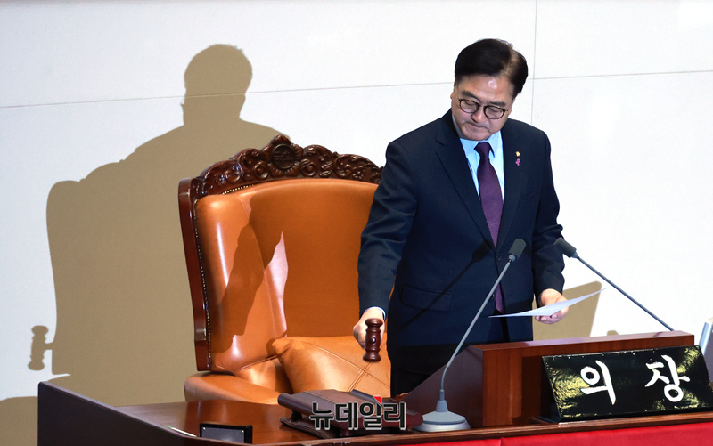 ▲ 우원식 국회의장이 5일 국회에서 열린 본회의에서 최재해 감사원장, 이창수·조상원·최재훈 검사 탄핵소추안을 가결하고 있다. ⓒ이종현 기자