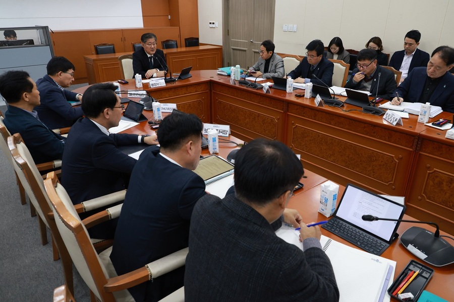 ▲ 충북도는 6일 도청 소회의실에서 최근 국내외적으로 불안정한 정치적·사회적 상황 속에 도정 안정화를 위한 대책 회의를 열었다.ⓒ충북도