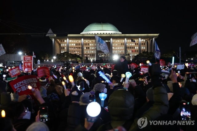 ▲ 국회 앞에 켜진 촛불. 241207 ⓒ연합뉴스