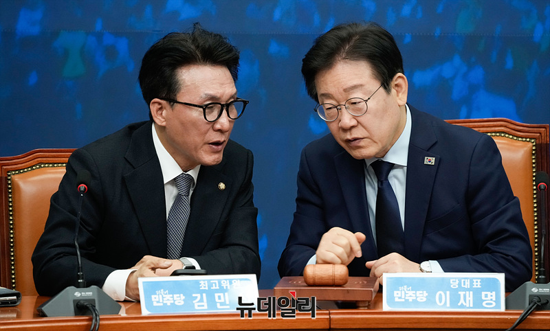 ▲ 이재명 더불어민주당 대표 김민석 최고위원이 지난달 1일 오전 서울 여의도 국회에서 열린 최고위원회의에서 대화를 나누고 있다.ⓒ서성진 기자