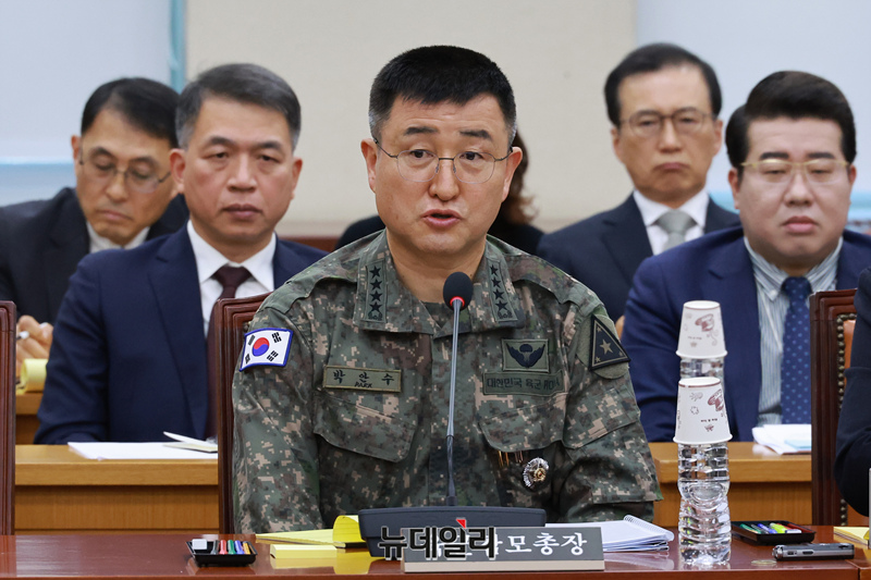 ▲ 박안수 육군참모총장(전 계엄사령관)이 지난 5일 서울 여의도 국회에서 열린 국방위원회 제8차 전체회의에서 의원 질의에 답하고 있다. ⓒ이종현 기자