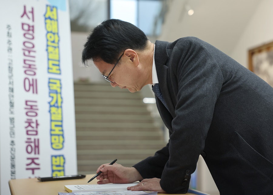 ▲ 심덕섭 고창군수가 9일 서해안철도 국가철도망 반영 촉구 서명운동에 참여하고 있다.ⓒ고창군