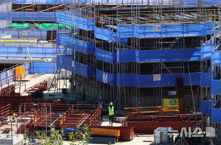 ▲ 서울 시내 한 아파트 건설 현장에서 근로자들이 작업을 하고 있다. 위 사진은 본 기사 내용과 관련 없음. ⓒ뉴시스