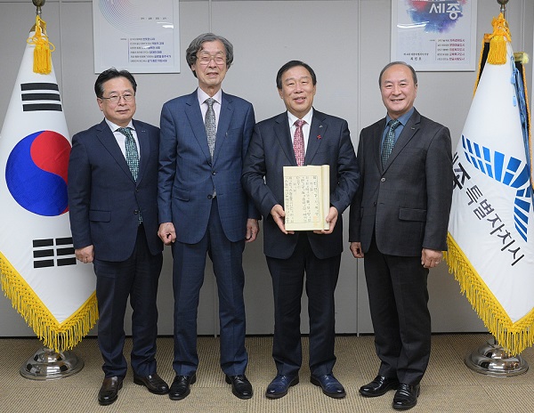 ▲ 월인천강지곡 기탁 협의 왼쪽부터 윤광원 미래엔 부사장, 박병천 경인교대 명예교수, 최민호 세종시장, 김동래 미래엔 교과서박물관장.ⓒ세종시