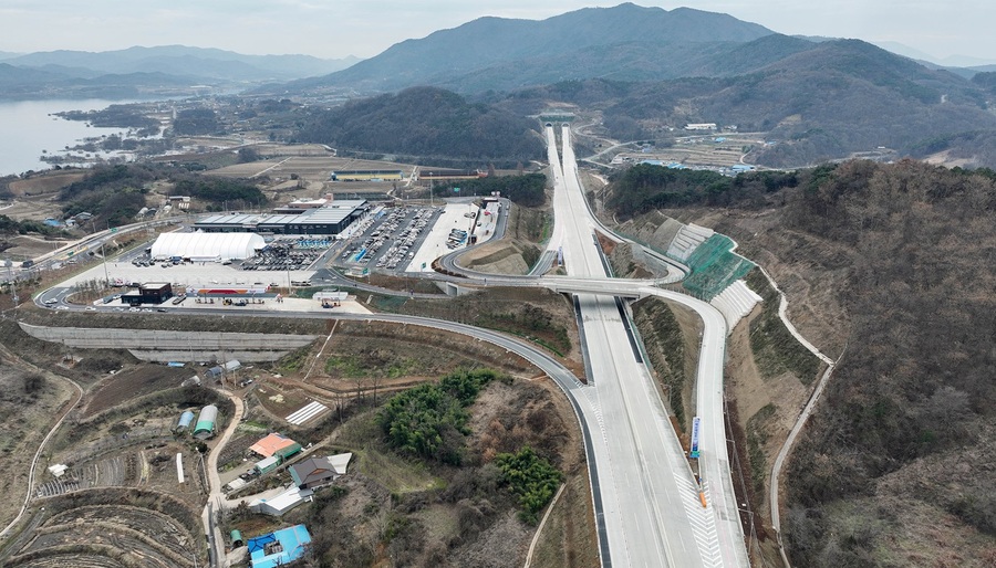 ▲ 충남 부여∼경기 평택까지(94㎞) 연결하는 서부내륙고속도로가 사업 추진 16년만에 9일 개통식을 가졌다.ⓒ충남도