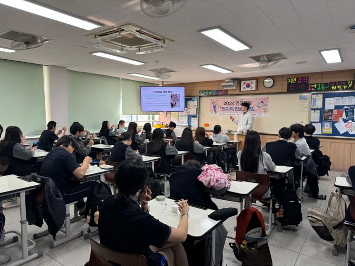 ▲ 인하대 학부생이 청량중학교에서 간호학과 전공체험 '바이탈 사인 측정 해석 및 교육용 근육주사 실습'을 하고 있다. ⓒ인하대 제공