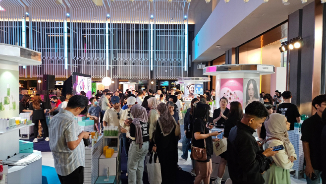 ▲ 'K-뷰티 프롬 서울' 팝업에 참여한 쿠알라룸푸르 시민들과 인플루언서들이 제품을 경험하고 있다.ⓒ서울시