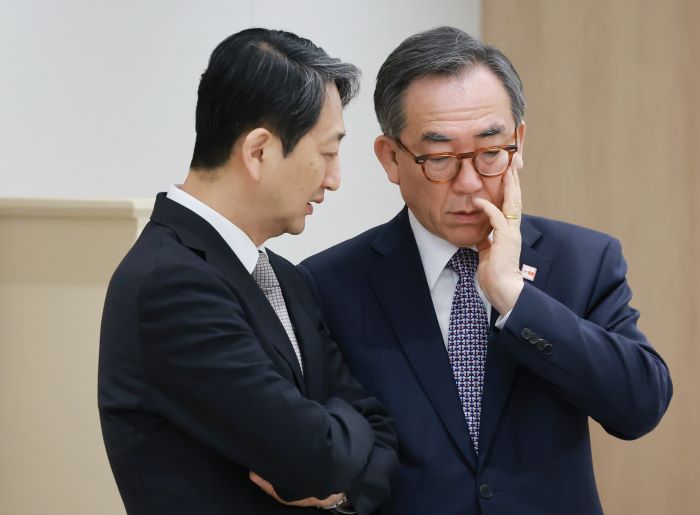 ▲ 안덕근 산업통상자원부 장관과 조태열 외교부 장관이 3일 서울 용산 대통령실에서 열린 한·키르기스스탄 정상회담에서 대화를 나누고 있다. ⓒ뉴시스