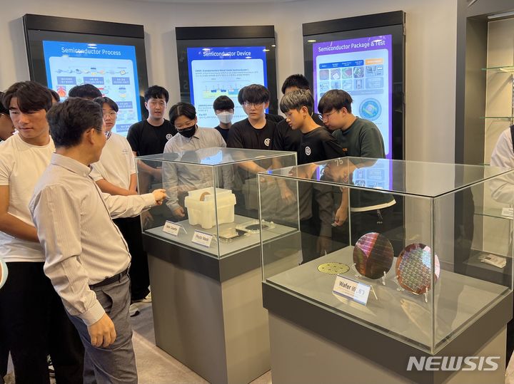 ▲ 반도체 분야 실습을 위해 지난해 10월19일 '한국폴리텍대학 반도체융합캠퍼스 꿈드림 공작소'를 방문한 청주공업고등학교 학생들이 현장 수업에 참여해 제품을 살펴보고 있다. 위 사진은 본 기사 내용과 관련 없음. ⓒ뉴시스