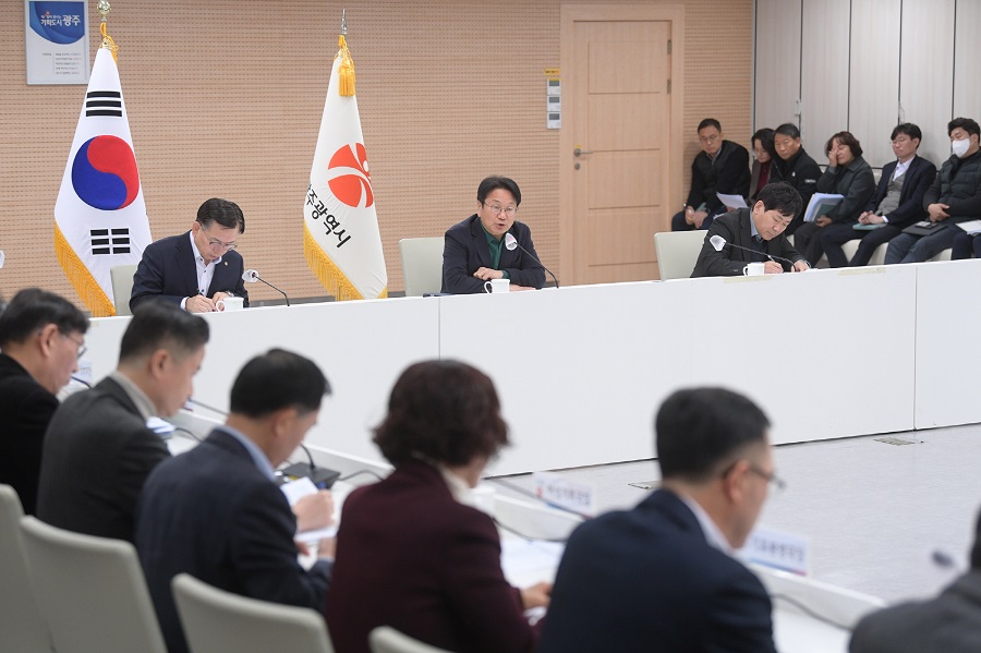 ▲ 강기정 광주광역시장이 지난 9일 오전 시청 중회의실에서 열린 간부회의를 주재, “민생경제를 보살피고, 시민들의 안전한 일상을 지키는데 최선을 다해달라”고 주문하고 있다.ⓒ광주광역시