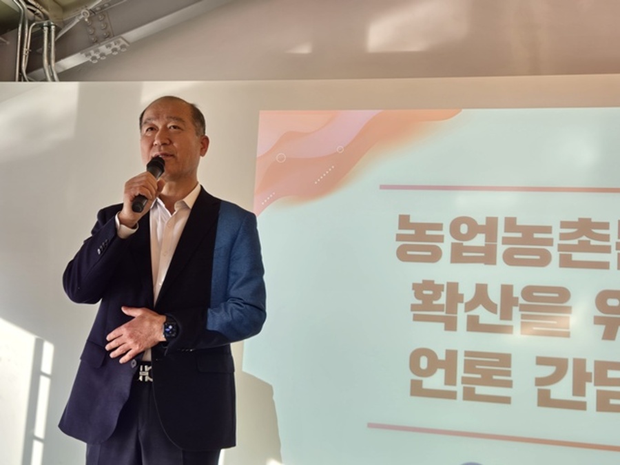 ▲ 최창수 경기도농수산진흥원장이 10일 경기 수원에 위치한 '경기도 먹거리광장'에서 열린 언론 간담회에서 발언하고 있다. ⓒ김현우기자