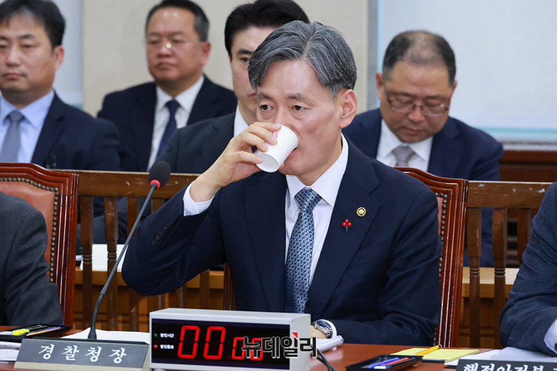 ▲ 조지호 경찰청장이 5일 오전 국회에서 열린 비상계엄 관련 행정안전위원회 전체회의에 출석해 물을 마시고 있다. ⓒ이종현 기자