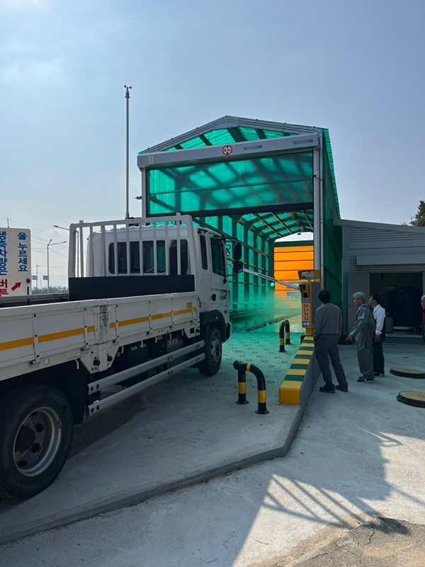 ▲ 청주시는 철새도래지 및 주변 가금류 사육농장 진입로에 대해 소독차량 12대를 활용해 매일 소독을 실시하고 있다.ⓒ청주시