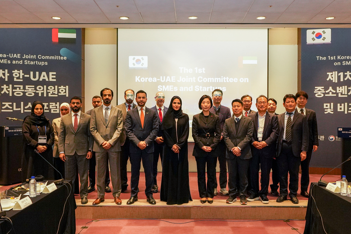 ▲ 오영주 중소벤처기업부 장관(사진 첫 줄 왼쪽 여섯 번째)이 10일 서울 강남구 코엑스에서 열린 '제1차 한-UAE 중소벤처공동위원회'에서 알리아 마즈루이(사진 첫 줄 다섯 번째) 아랍에미리트(UAE) 경제부 기업가정신 특임장관을 비롯한 참석자들과 기념촬영 하고 있다. ⓒ중소벤처기업부