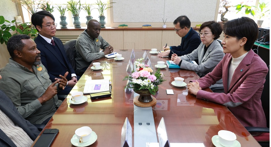 ▲ 지속 가능한 생명자원 활용과 연구 협력 체계를 확대하기 위해 탄자니아 야생생물 연구소(TAWIRI) 관계자가 10일 충북도를 방문해 김수민 충북도 정무부지사와 환담을 하고 있다.ⓒ충북도